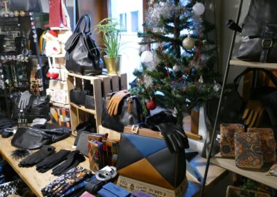 Boutique Nathalie sacs à main, gants, portefeuilles.